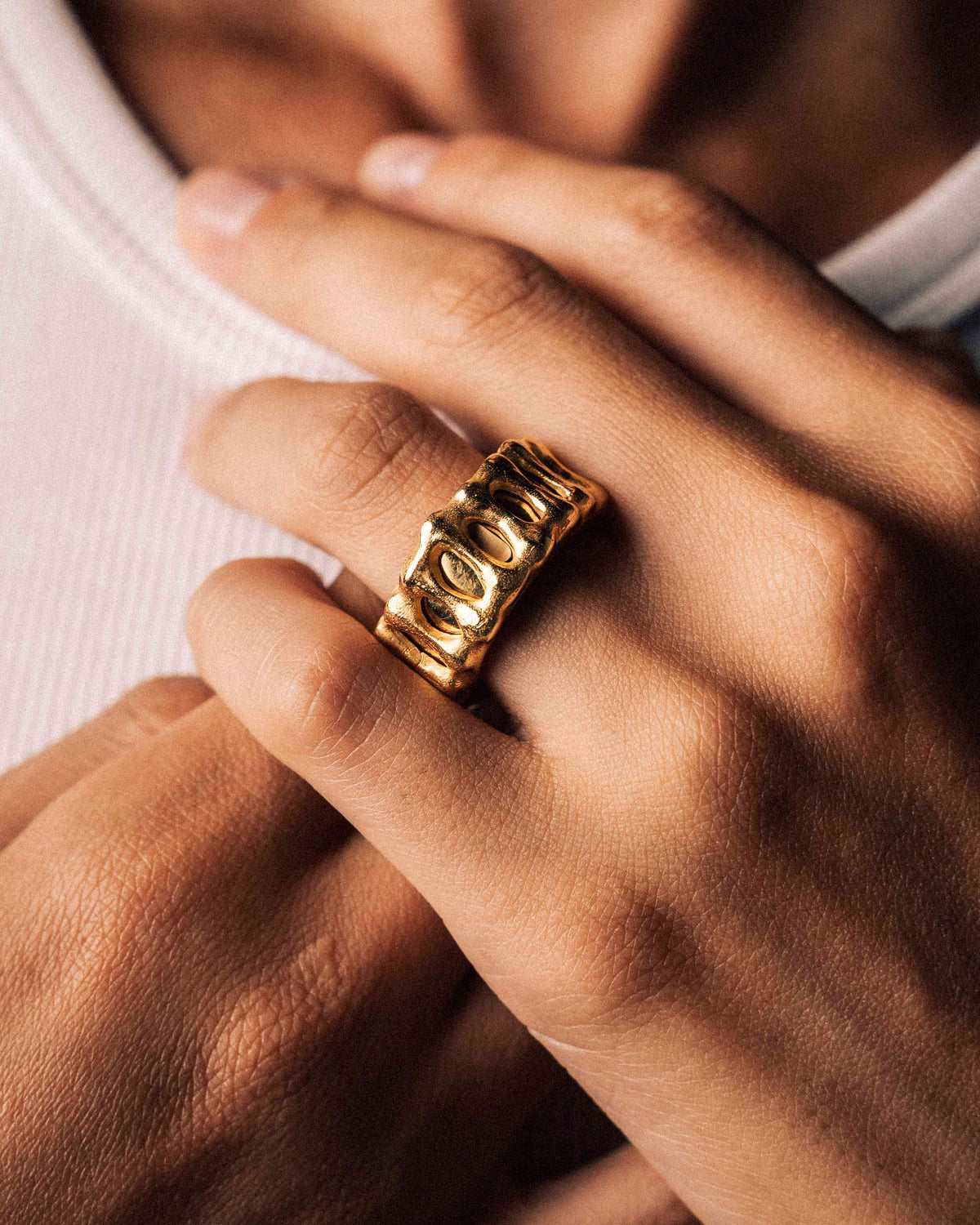 YRH® 02 Ring Jacket design in gold — detail view