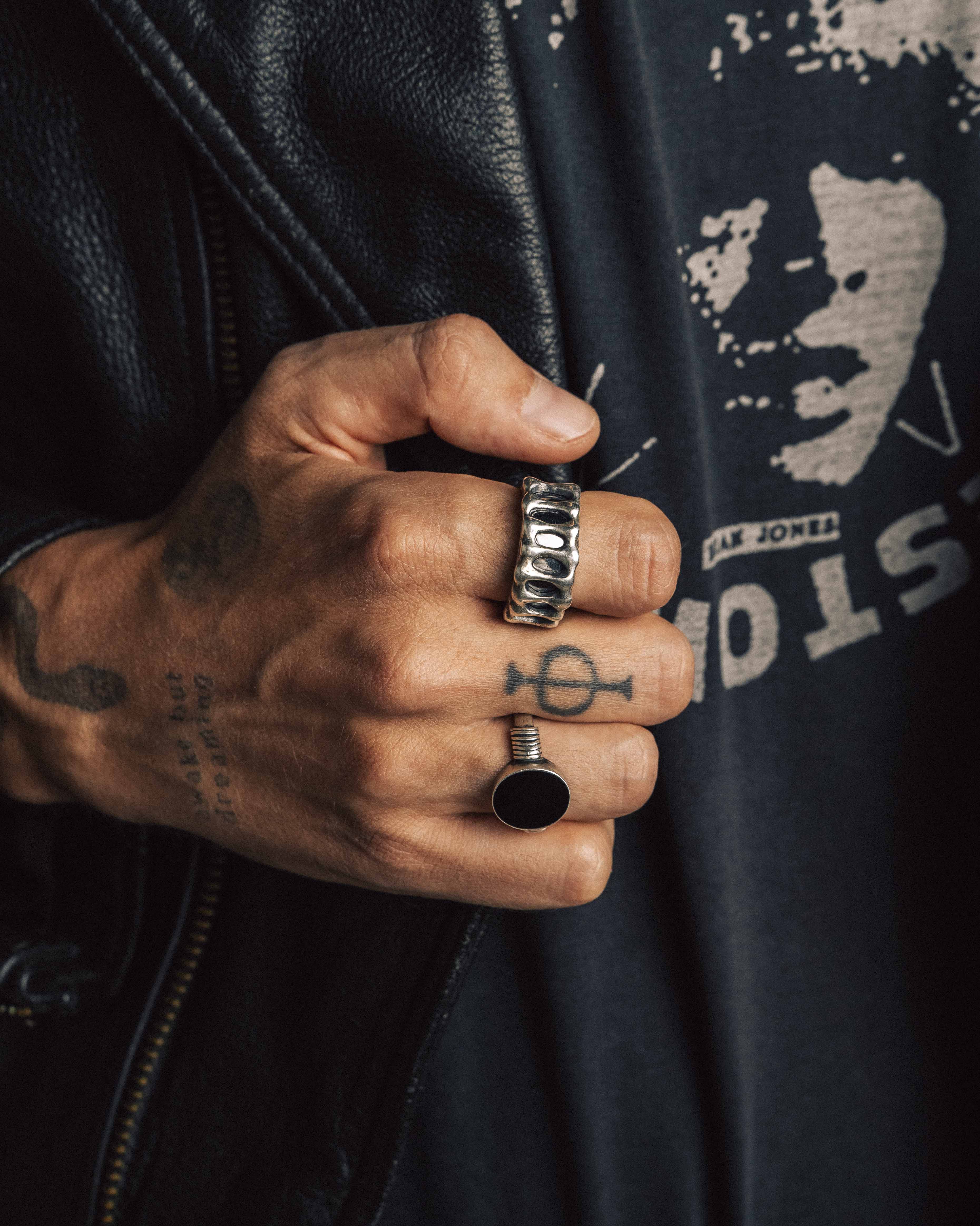 YRH® 02 Ring Jacket in oxidised recycled 925 silver, smart ring jacket, compatible with Oura and RingConn, by yoreh® — detail view