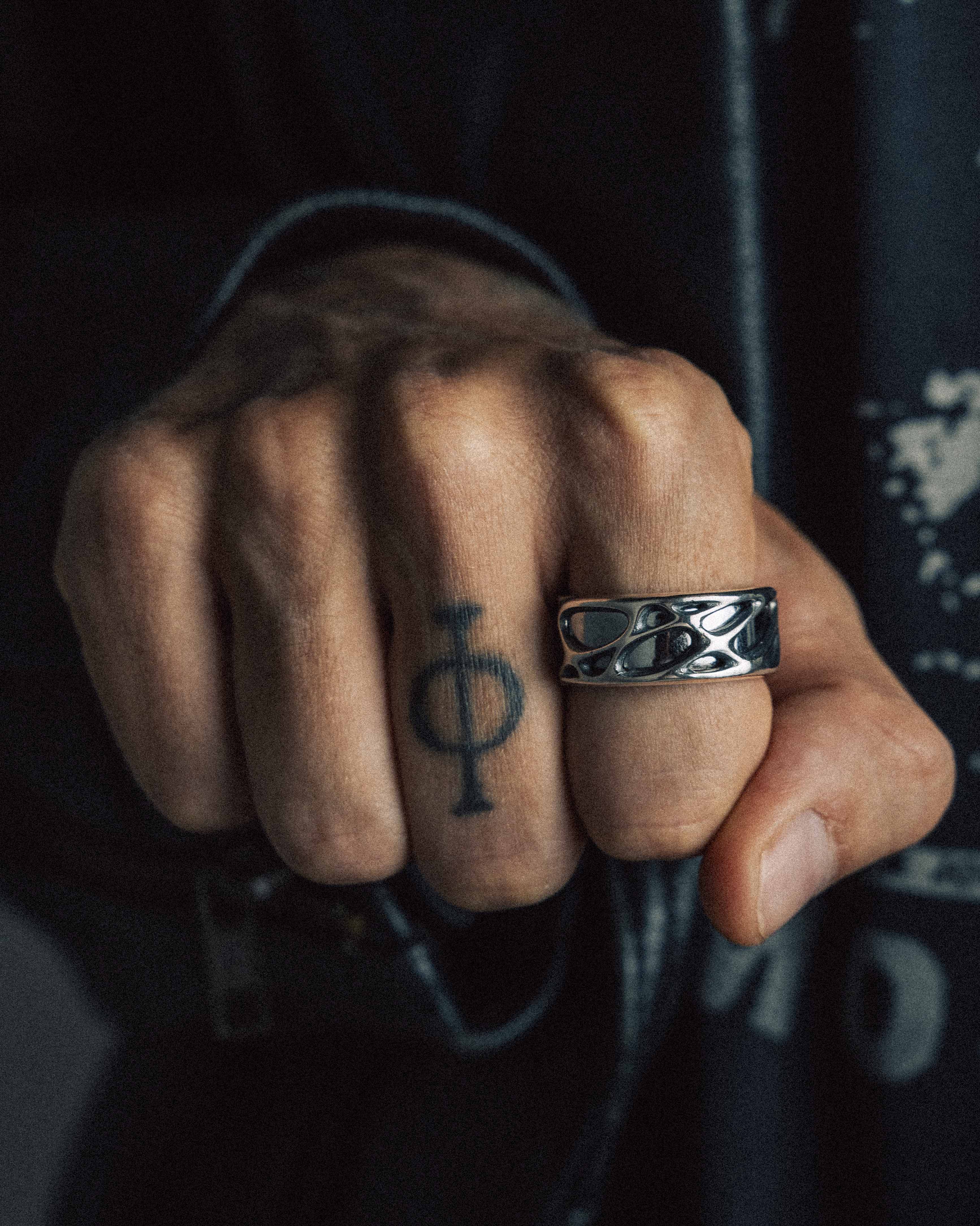 YRH® 01 Ring Jacket in oxidised recycled 925 silver, smart ring jacket, compatible with Oura and RingConn, by yoreh® — detail view