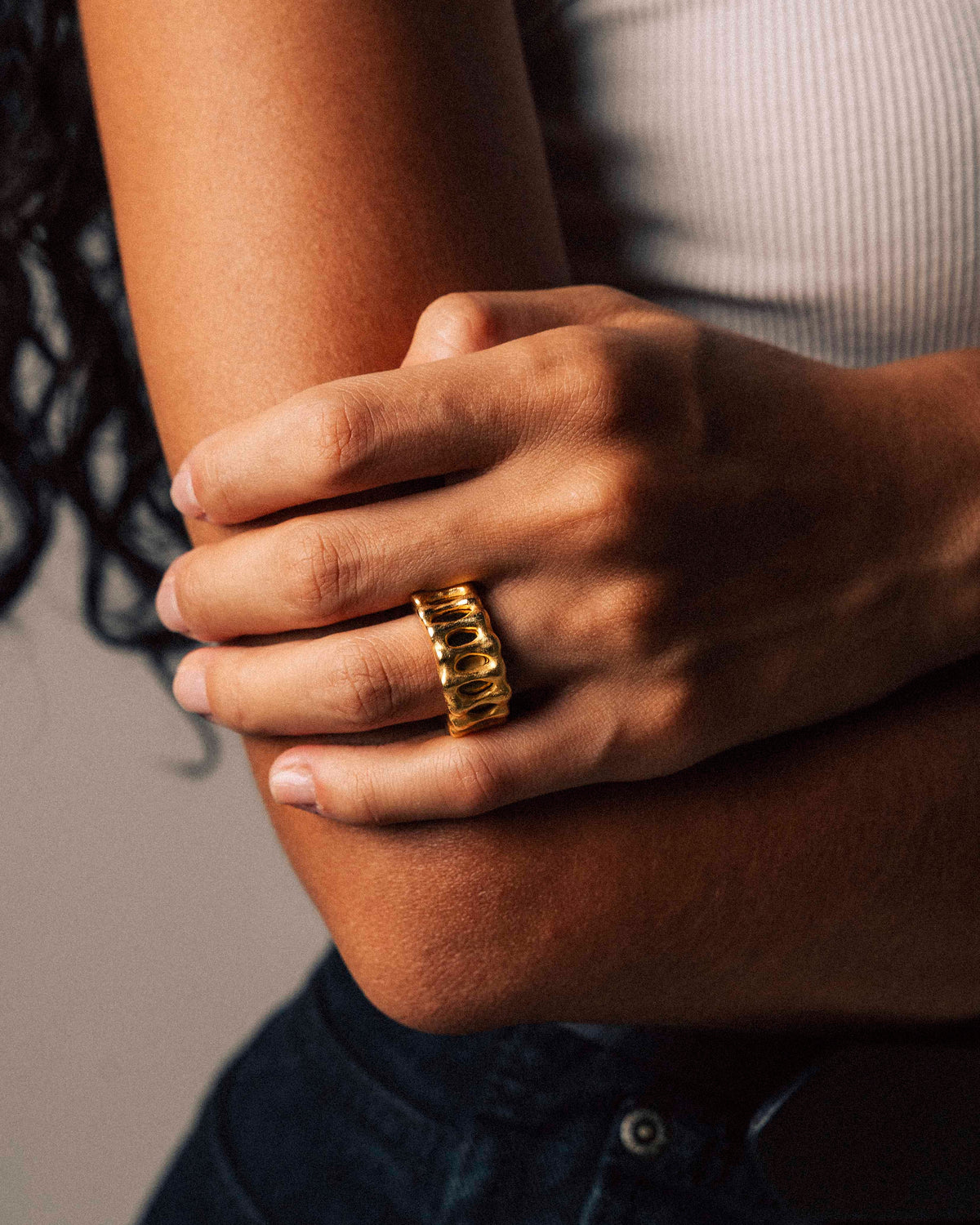 YRH® 02 Ring Jacket design in gold — detail view