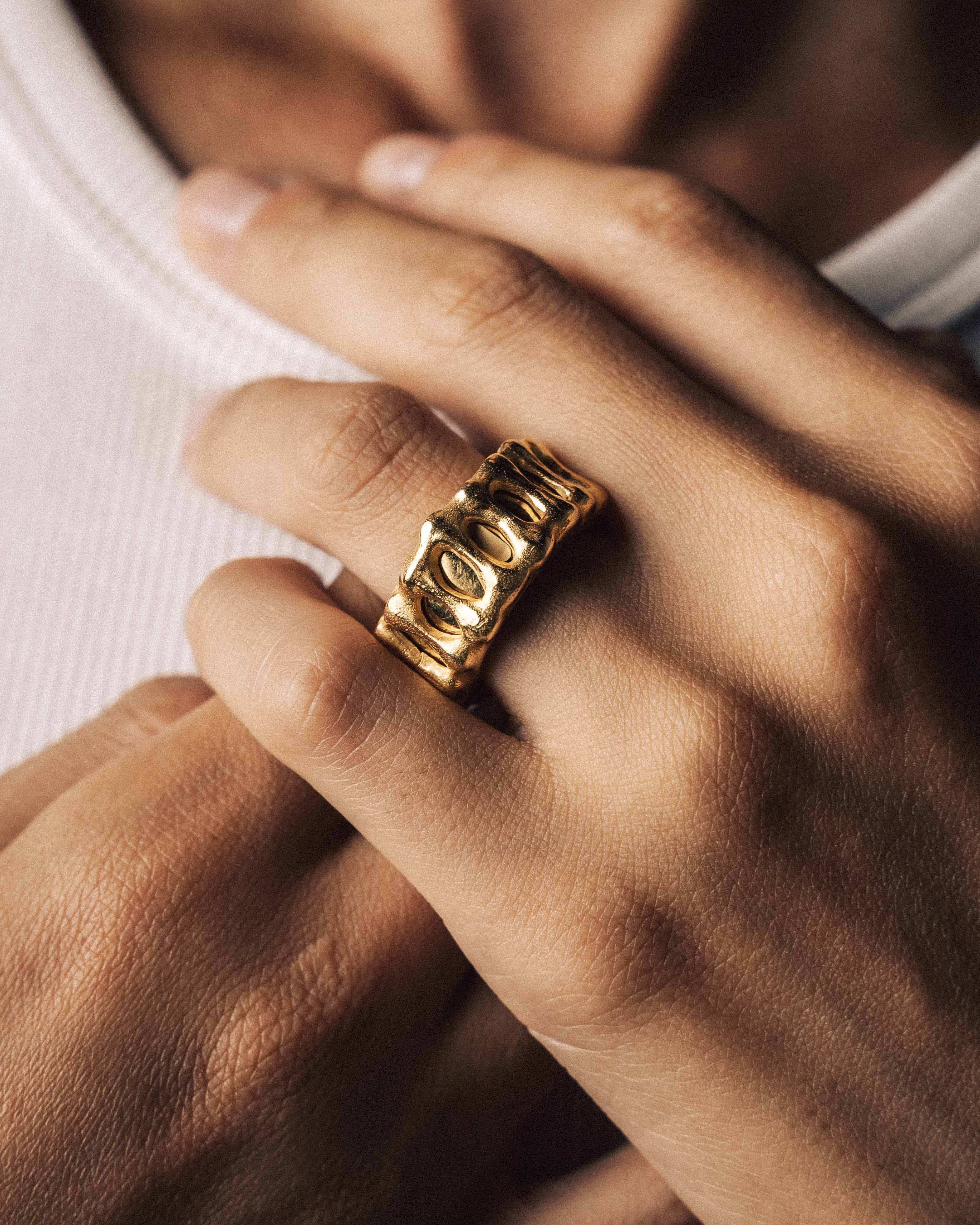 YRH® 02 Ring Jacket in recycled 925 silver in 18k gold, smart ring jacket, compatible with Oura and RingConn, by yoreh® — detail view