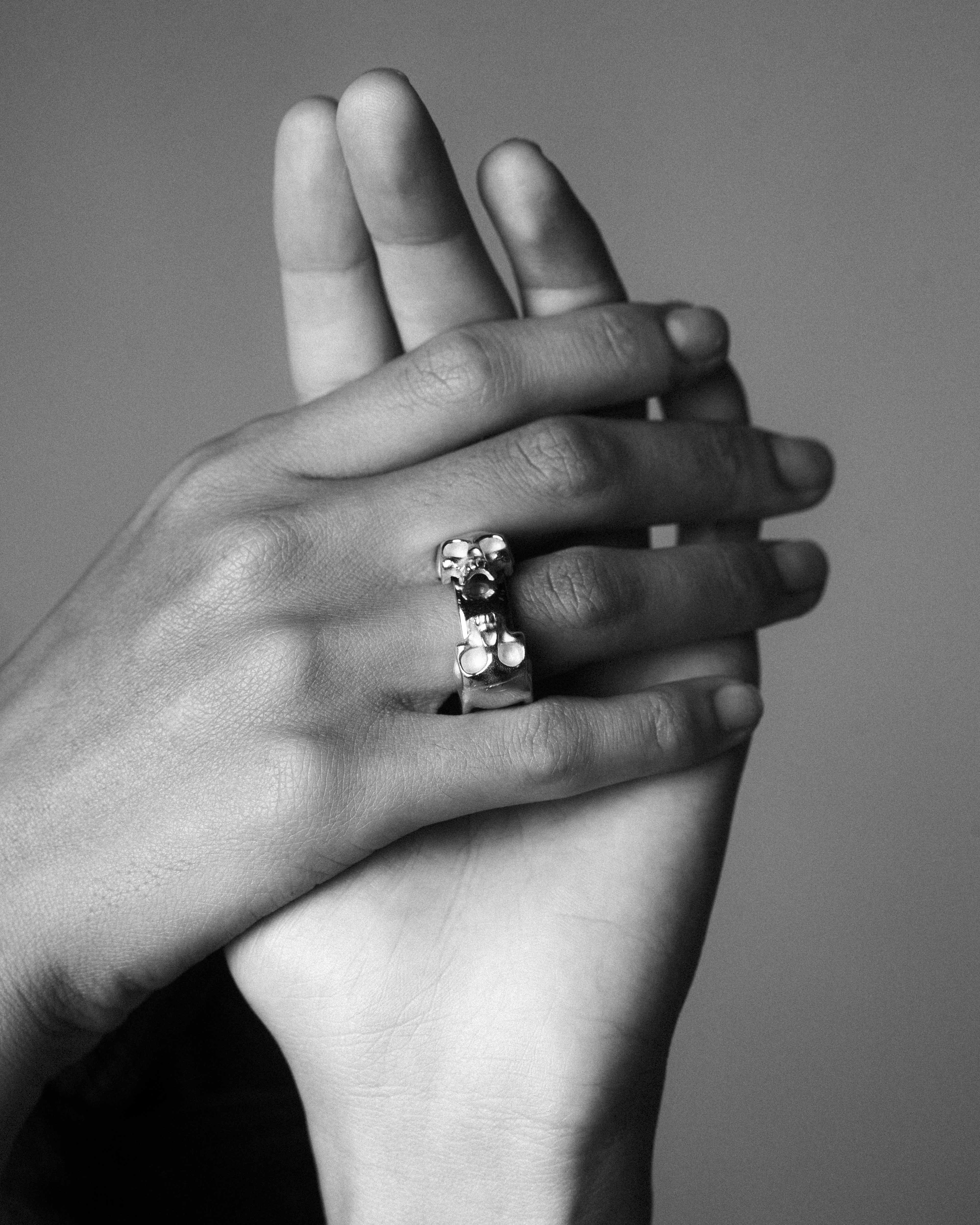 YRH® 03 Ring Jacket in recycled 925 silver in 18k gold, smart ring jacket, compatible with Oura and RingConn, by yoreh® — detail view
