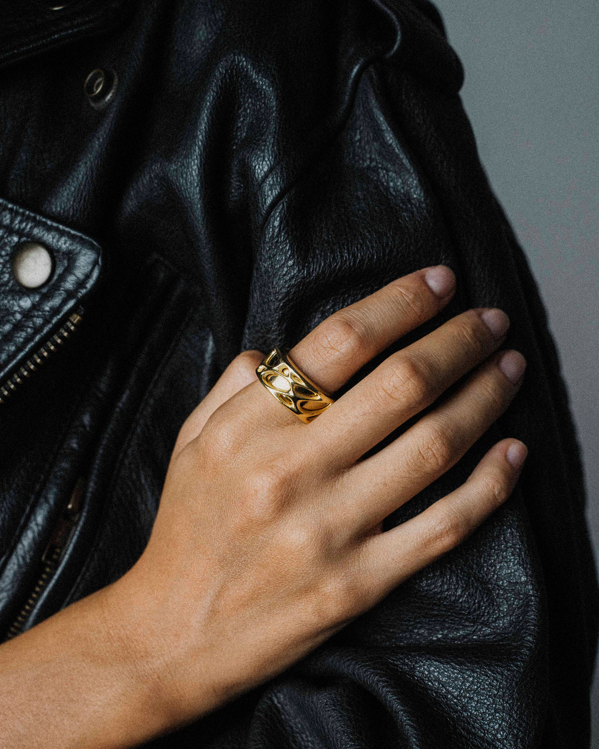 YRH® 01 Ring Jacket design in gold — detail view