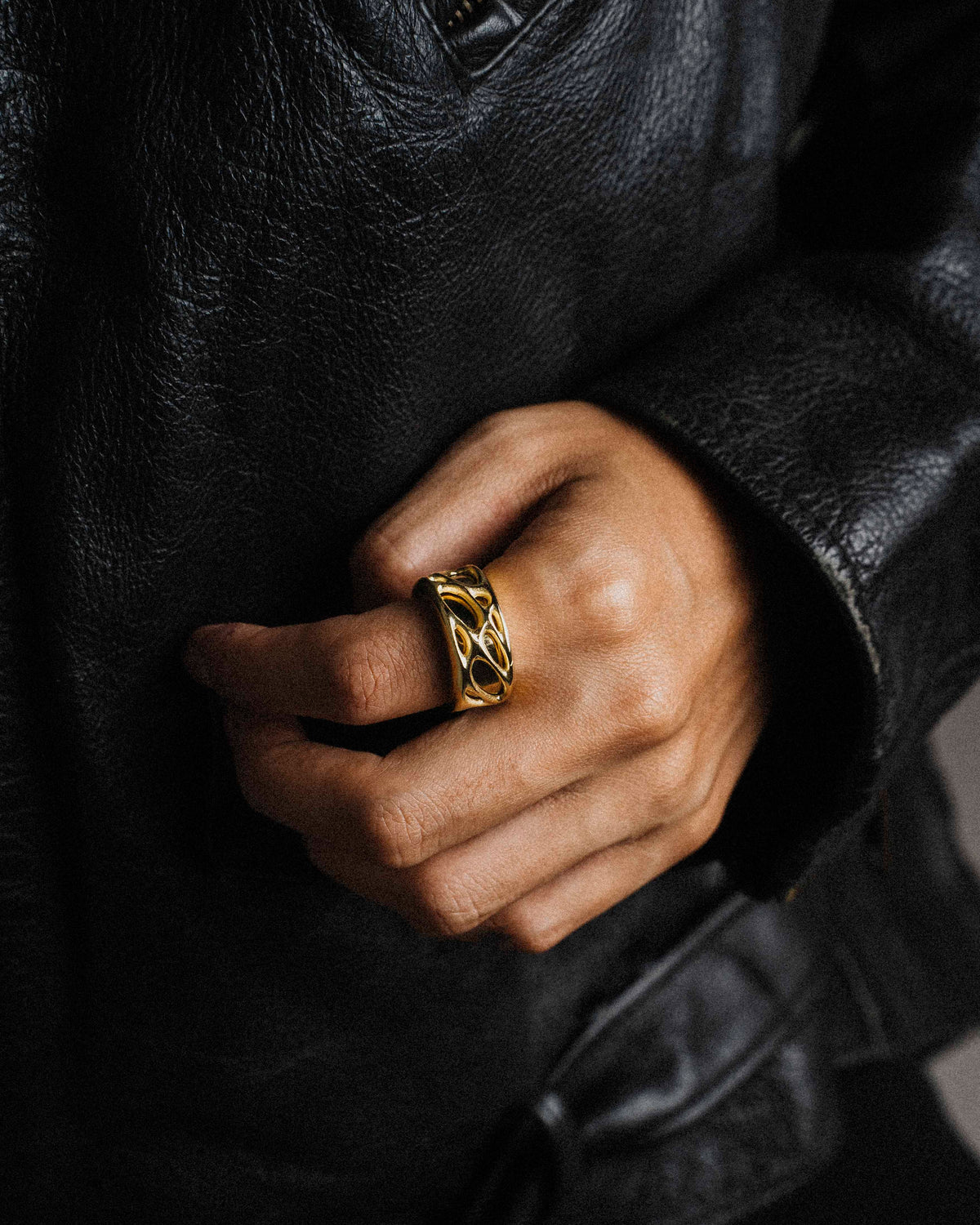 YRH® 01 Ring Jacket design in gold — detail view