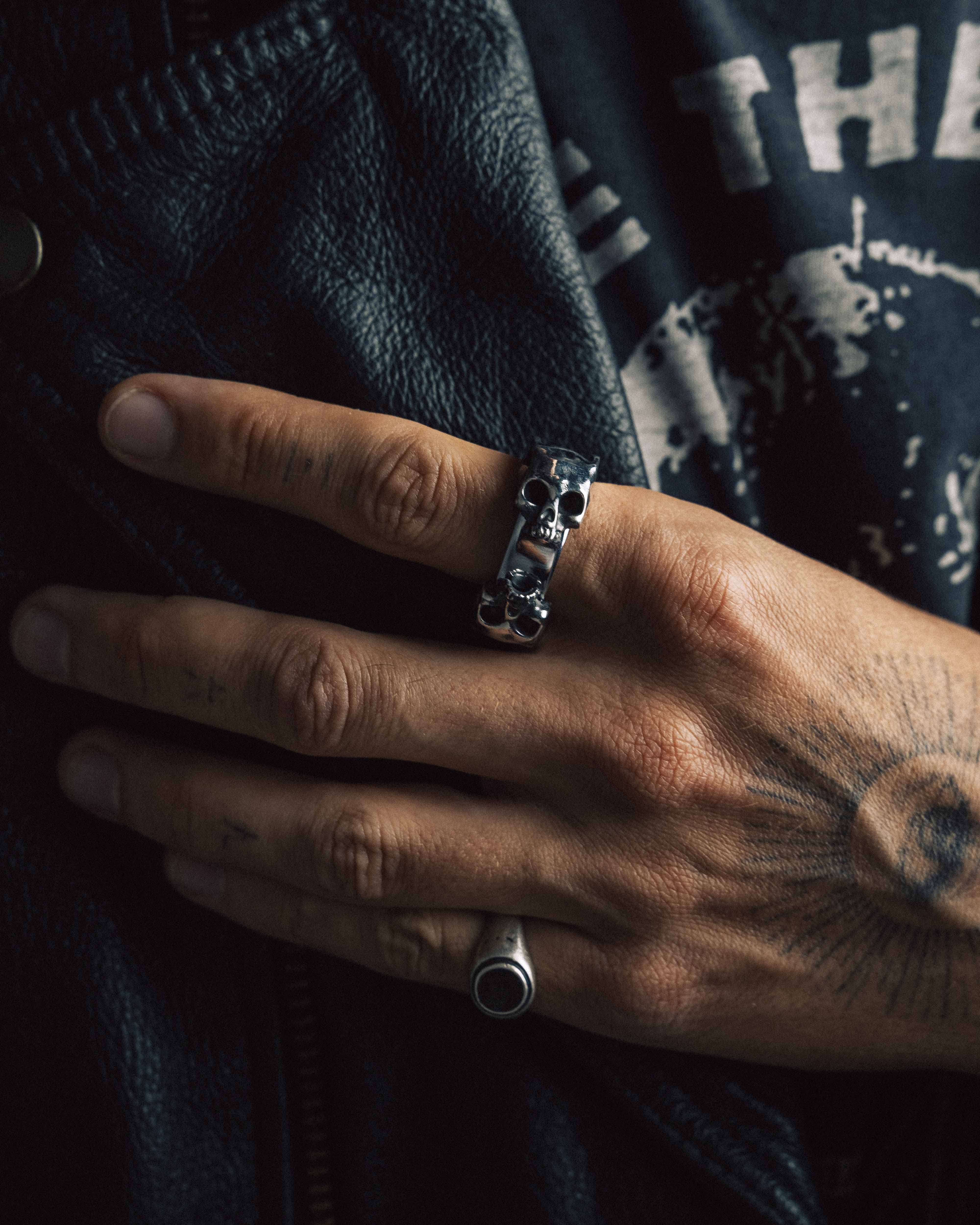YRH® 03 Ring Jacket in oxidised recycled 925 silver, smart ring jacket, compatible with Oura and RingConn, by yoreh® — detail view